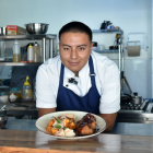 Daniel Iza innova con sus platillos.