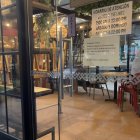 Operación. En las puertas de este local, el miércoles 18 de septiembre estaba pegado un rótulo que decía que ese día cerraban a las 20:00, dos horas antes del toque de queda.