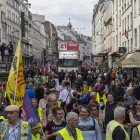 Organizaciones de izquierdas se manifestaron contra el primer ministro Michel Barnier y piden la destitución del presidente francés Emmanuel Macron, en París, este sábado 21 de septiembre.