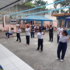 Terapeutas y voluntarias brindan terapias físicas y ocupacionales a los 35 chicos con diferentes tipos de discapacidad