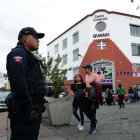 Las ventas ambulantes proliferan en los exteriores de los centros comerciales del ahorro.
