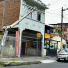 Hombre baleado se estrelló con un poste.