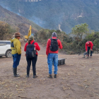 Cinco bomberos controlan que las fumarolas no se salgan de control.