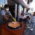 Los establecimiento en el valle preparan nuevas propuestas para rescatar sus ganancias frente a los apagones, entre ellos la modificación de sus horarios de atención.