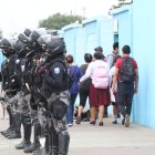 La Policía  resguardaba el ingreso escolar.