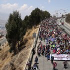 Simpatizantes del expresidente de Bolivia (2006-2019) y líder oficialista, Evo Morales, participan en una marcha este lunes, a la entrada de La Paz (Bolivia).