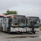 La mayoría de la flota de buses de SAUCINC son vehículos eléctricos.