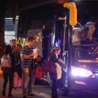 Iquitos. Varios pasajeros abordan un autobús del transporte urbano.