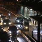 En las noches. Los conductores utilizan el carril de la Metrovía para evitar los trancones especialmente entre las 19:00 y 20:00, ya que el tráfico colapsa.