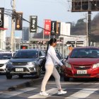 Durante el día. En la parada de Las Monjas (avenida Carlos Julio Arosemena), pese a que el carril no es compartido, se observan vehículos transitando por allí a toda hora.