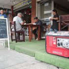 La falta de energía ha obligado a que los negocios compren generadores o cambien horarios.