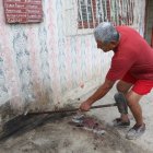 Daños. En el cantón Durán, moradores se dedicaron a limpiar el rastro de los crímenes dados en la zona.