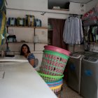 Negocio. Las lavanderías abrieron, pero no pudieron laborar sin luz.