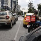 El Pico y Placa en Quito rige para autos y motos en dos horarios de lunes a viernes.