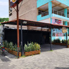 La falta de electricidad ha obligado a muchos negocios a reducir sus horarios de atención.