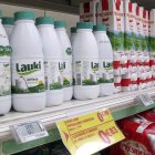 Botellas de leche en envases de plástico en un supermercado