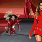 Belinda a su paso por la pasarela del desfile  L"Oréal.