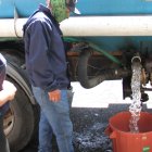 Las personas reciben agua en tanqueros, debido a los cortes de servicio en algunos barrios de Quito.
