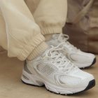 Retrocediendo a los años 90, las zapatillas New Balance.