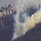 Un incendio en un talud de la avenida Simón Bolívar, en Gualo, se observó desde otros sectores de Quito.