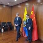 El ministro de Economía y Finanzas, Juan Carlos Vega, y su par chino Lan Fo"an.