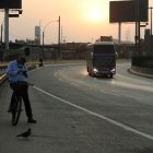 Fotografía de archivo que muestra a un bus de transporte intermunicipal en una carretera de las afueras de Lima (Perú).