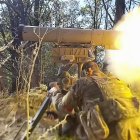 Una imagen muestra a un militar ruso disparando el misil antitanque 9K111 Fagot lanzado por tubo hacia vehículos militares ucranianos, en un lugar no revelado en la región de Kursk.