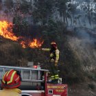 El incendio en Quito, que se inició en una quebrada de la avenida De Los Conquistadores, en Guápulo, afectó vías como la av. Simón Bolívar.