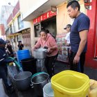 Un tanquero con 10.000 litros de agua llegó a La Forestal para abastecerlo de agua. Todo recipiente era válido para recoger el líquido vital.