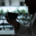 El café de especialidad destaca por su calidad y sabor único. Conoce su origen, proceso de producción y las diferencias con el café comercial