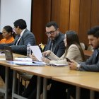 Fabiola Gallardo (centro) y la jueza Silvana Orozco Vizueta (de naranja) asistieron a su audiencia de revisión de medidas cautelares este martes 24 de septiembre.