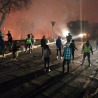 Vecinos de la González Suárez se organizan para combatir el incendio.