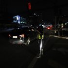 Los agentes de la AMT se colocaron en vías como la avenida 6 de Diciembre, para controlar el tránsito, durante los incendios en Quito.