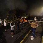 Vecinos de la avenida González Suárez y Manuel Barreto apoyan a las tareas de los bomberos para apaciguar el incendio en el sector, la noche de este martes 24 de septiembre.