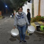 Con baldes, vecinos del sector Bellavista intentan aplacar el fuego para evitar que se aproxime a sus viviendas.
