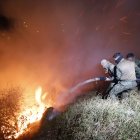 Personal de las Fuerzas Armadas trabaja para sofocar un incendio.