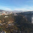Imágenes aéreas de los Bomberos captaron parte de la zona devastada por el incendio en Guápulo, en Quito.