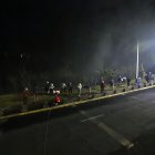 Comunidad. Los moradores de las zonas afectadas trabajaron en conjunto para ayudar a los bomberos y militares a apagar el fuego.