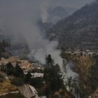 El incendio forestal que se inició en Guápulo se propagó hasta la avenida Simón Bolívar y avanzó hasta el cerro Auqui, en Quito.