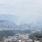 El incendio en la av. Simón Bolívar aumentó la columna de humo en el sector entre la Ruta Viva y la autopista Rumiñahui.