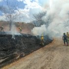 Bomberos combaten un incendio forestal en Vilcabamba.