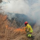 Personal del Cuerpo de Bomberos de Loja trabajan para controlar el incendio forestal en Vilcabamba.