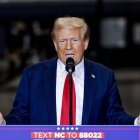 Donald Trump habla durante un evento de campaña en Mosack Group,