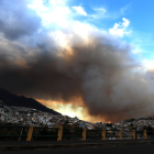 Fotografía de una columna de humo por un incendio forestal este martes, en el sector de Guapulo en Quito (Ecuador).