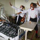 Los payasos Waldisney (i) y Sandoval (d) visitan a un paciente en el Hospital Universitario de São Paulo.