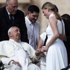 El Papa Francisco se reúne con los fieles durante la audiencia general semanal en la Plaza de San Pedro, Ciudad del Vaticano, el 25 de septiembre de 2024.