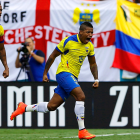 Michael Arroyo (d) junto a Antonio Valencia en el festejo de gol en la selección ecuatoriana
