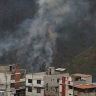 Las llamas del incendio que comenzó en Guápulo y se propagó a otras laderas se podía observar desde las viviendas.