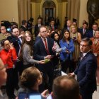 El presidente de la Cámara de Representantes de Estados Unidos, Mike Johnson, habla con los medios de comunicación en el Capitolio, en Washington, este miércoles 25 de septiembre.