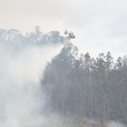El ministro de Defensa dijo que drones y parapentes dificultaban el trabajo de los helicópteros que intentaban apagar los incendios en Quito.
